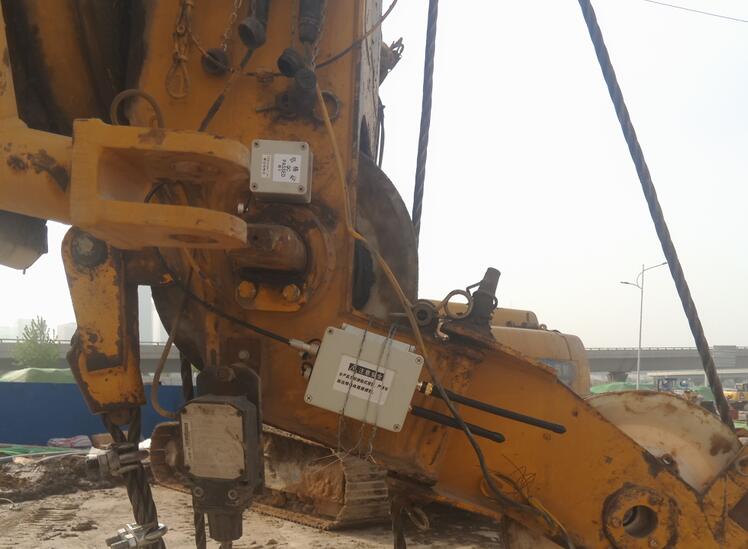 安裝多等級高壓近電報警器為施工機(jī)械增加“高壓檢驗(yàn)員” 安裝多等級高壓近電報警器為施工機(jī)械增加“高壓檢驗(yàn)員”